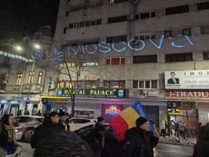 Un cetăţean a proiectat mesajul „Marş la Moscova!” pe un bloc